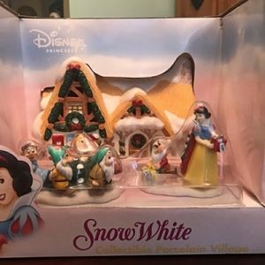 Holiday DISNEY SNOW WHITE
Collectible Village